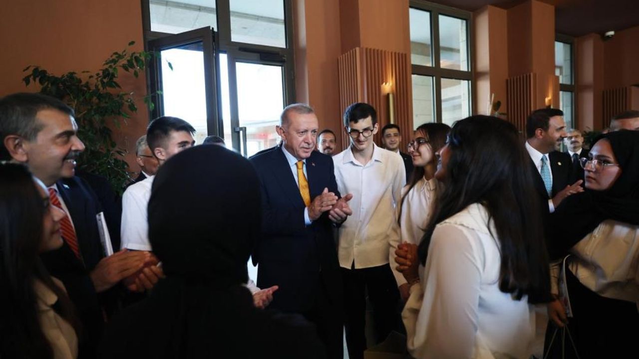 Ahlat’ta renkli görüntüler! Bahçeli Erdoğan’a türkü dinletti