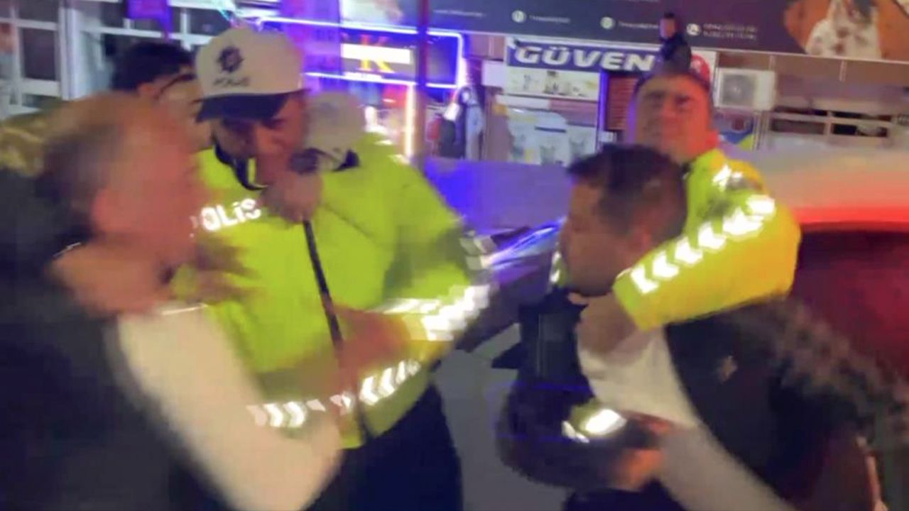 Polise yumrukla saldırdılar! O anlar anbean kamerada