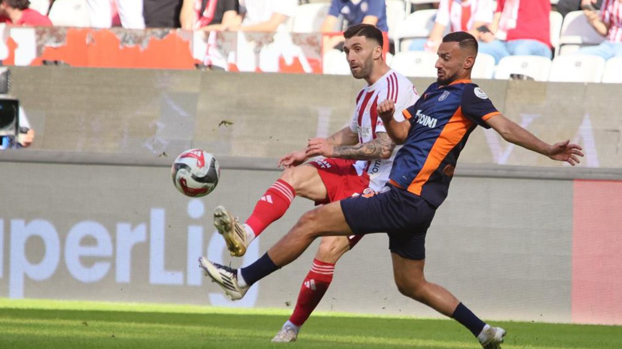 Başakşehir Antalyaspor'a gol oldu yağdı