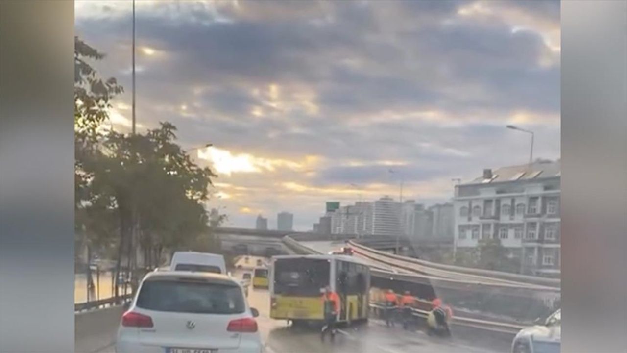 Alkollü İETT şoförü bariyerlere çarptı! Yaralılar var