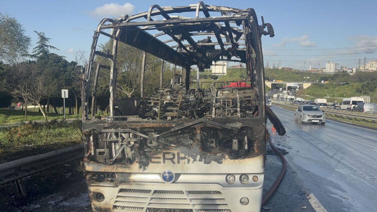 İstanbul’da korkutan yangın! Seyir halindeki midibüs demir yığınına döndü