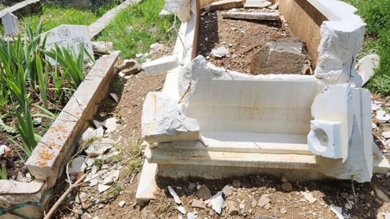 Bolu Gerede'de kimliği belirsiz kişiler iki mezarı tahrip et