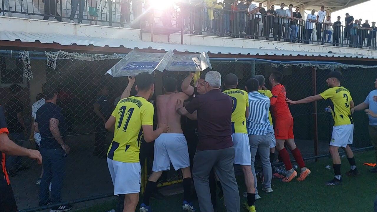 Şampiyonluk maçı sonrası büyük olay! Kartlar havada uçuştu