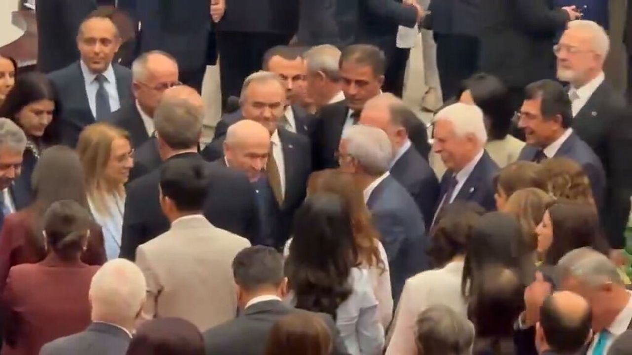 Meclis'te tarihi görüntüler... Bahçeli'den anlamlı jest