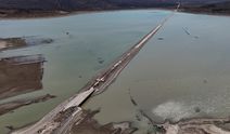 İzmir'de barajda su seviyesi düştü! Eski İzmir-Çeşme kara yolu ortaya çıktı