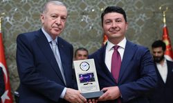 Yeminli Mali Müşavir Muhammet Bayram'a ödülünü Erdoğan takdim etti