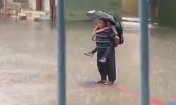 Sırtına torununu aldı! Sağanak altında İstiklal Marşı’nı dinledi