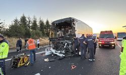 Yolcu otobüsü ile kamyon çarpıştı: Ölü ve yaralılar var