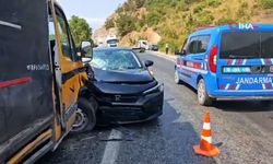 Otomobil ve kamyonet kafa kafaya çarpıştı! Yaralılar var