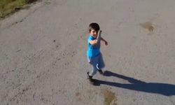 Küçük çocuğun dron ile mücadelesi... Tebessüm ettiren anlar
