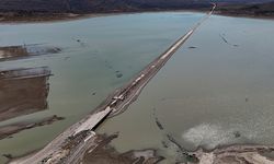 İzmir'de barajda su seviyesi düştü! Eski İzmir-Çeşme kara yolu ortaya çıktı