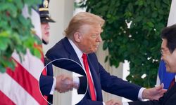 Trump'ın eli yine gündemde! Beyaz Saray'dan açıklama