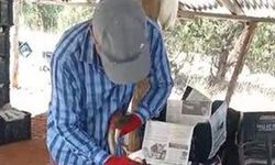 🐍Yılana önce elleriyle su içirdi sonra öpüp doğaya bıraktı