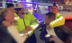 Polise yumrukla saldırdılar! O anlar anbean kamerada