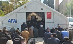 Deprem korkusu nedeniyle cuma namazını çadırlarda kıldılar