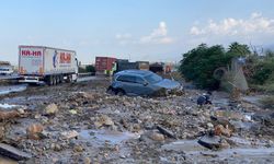 Hatay’da heyelan: Araçlar mahsur kaldı! Ev ve iş yerlerini su bastı