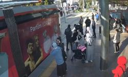 Kulağında kulaklık vardı! Tramvay önünde korku dolu anlar