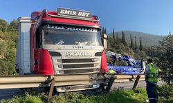 Tır kontrolden çıktı, bariyerleri yıktı!