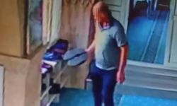 Tek tek inceledi, gözüne kestirdiğini alıp kaçtı! Camide ilginç hırsızlık
