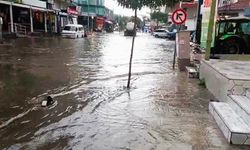 İzmir’de şiddetli yağış! Yollar adeta göle döndü