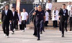 Yürüyüşüyle fenomen olan öğretmene sürpriz