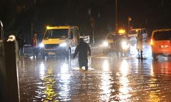 İzmir’de şiddetli sağanak! Ev ve iş yerlerini su bastı