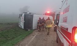 Öğrencileri taşıyan servis devrildi