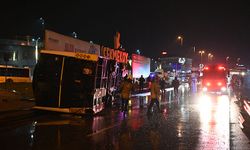 İETT'ye bağlı özel halk otobüsü devrildi