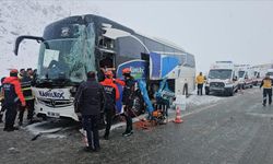 Otobüs tıra çarptı! Çok sayıda yaralı