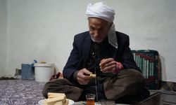 Herkes hayret ediyor! Yarım asırdır yemek yiyemiyor, sadece iki şey tüketiyor