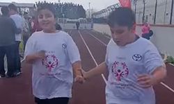 Yürekleri ısıtan görüntü! Yarışı bırakıp arkadaşını bekledi