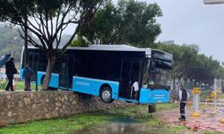 Film sahnesi gibi! Otobüs duvarda asılı kaldı