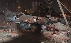 Üzücü haber! Duvar araçların üstüne devrildi