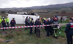 İçinde 25 kişi olan midibüs devrildi