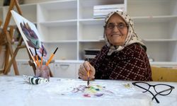 81 yaşındaki Esme teyze eğitim sevgisiyle örnek oluyor