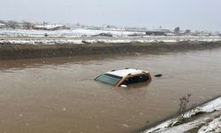 Otomobil su kanalına uçtu