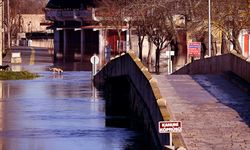 O ilimiz için kırmızı alarm verildi! Nehir taştı, tarihi meydan su altında kaldı