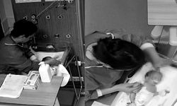 O hemşire başka bir bebeği daha darbetmiş! Görüntüler kan dondurdu