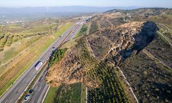 İstanbul - İzmir otoyolunda heyelan! 3 şerit kullanılamaz hale geldi