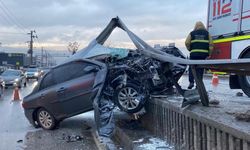 Facia gibi kaza! Otomobil bariyerlere ok gibi saplandı