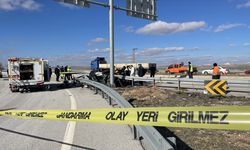 Feci kaza! Otomobil bariyerlere ok gibi saplandı