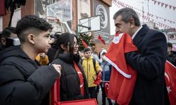 Milyonlarca öğrenci bayrağını alıp okula koştu