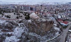 Uçurumun kıyısındaki türbeye yoğun ilgi!