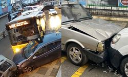 İstanbul’da kaza! İETT otobüsü araçlara çarptı