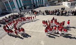 Öğrenciler İstiklal Marşı'nı işaret diliyle okudu