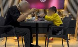 Pes dedirten görüntü! 3 yaşındaki oğlunu alkol masasına oturttu