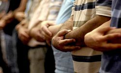 Kimler oturarak namaz kılabilir?