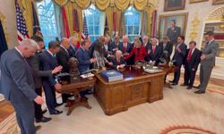 İlginç an! Trump'a dokunarak dua ettiler