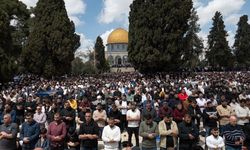 Mescid-i Aksa'da tarihi cuma namazı! Filistinliler akın etti