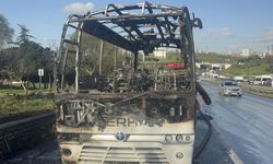 İstanbul’da korkutan yangın! Seyir halindeki midibüs demir yığınına döndü
